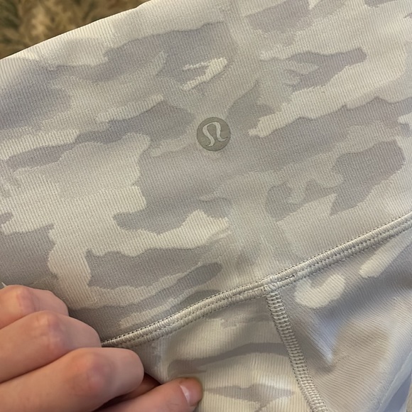 Lululemon White Camo Wunder Under HR Ribbed short 10” - Picture 5 of 6